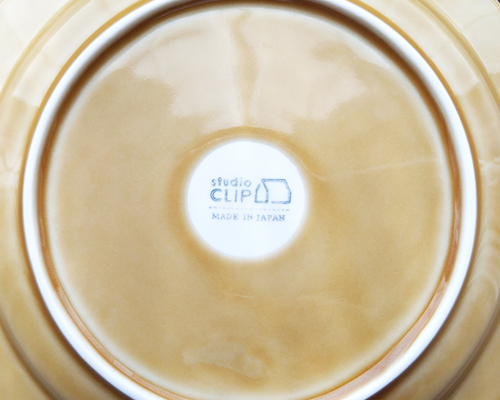 「波佐見焼軽量ラインプレート」ブラウンの裏印。「studioCLIP」のロゴ、「MADE IN JAPAN」の表記。