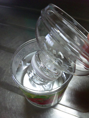 水を入れた容器に、ペットボトルの上部分をひっくり返して入れる。